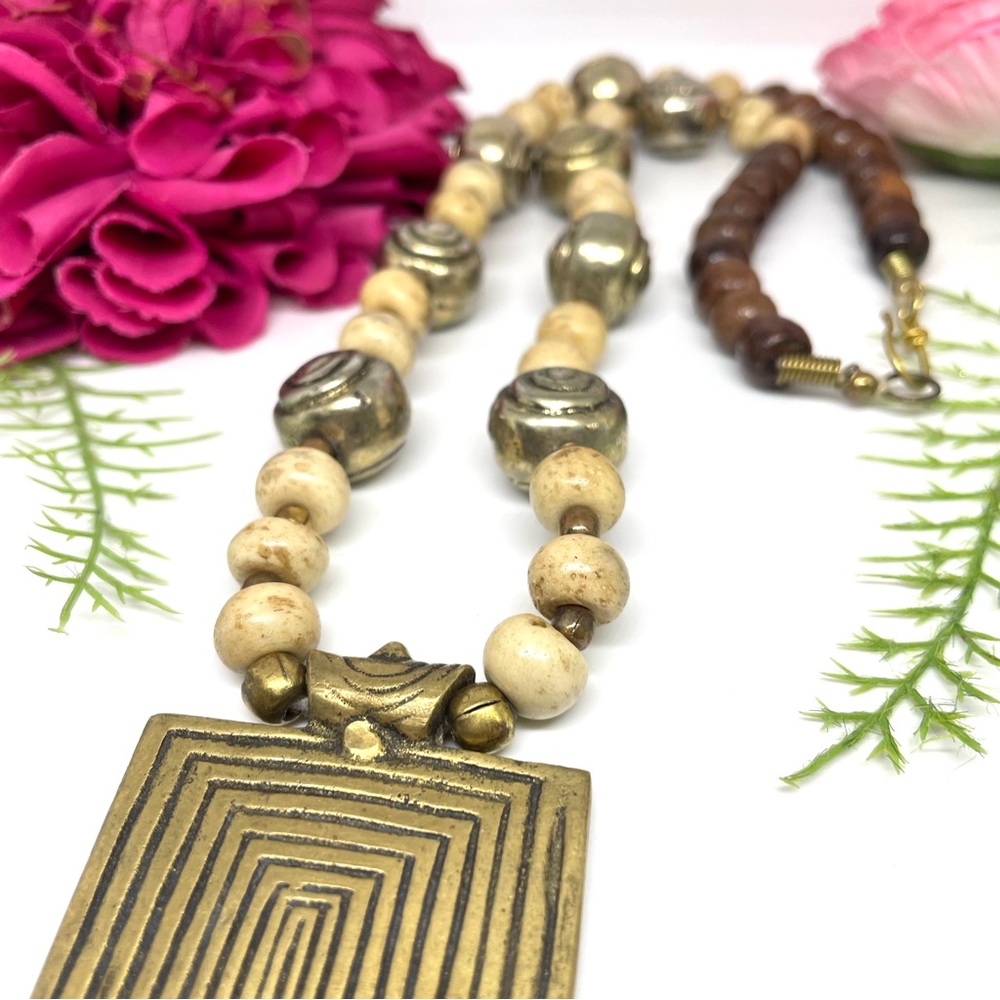 VINTAGE⚜️Genuine Stone & Wooden Beaded Medallion Necklace - Picture 4 of 8